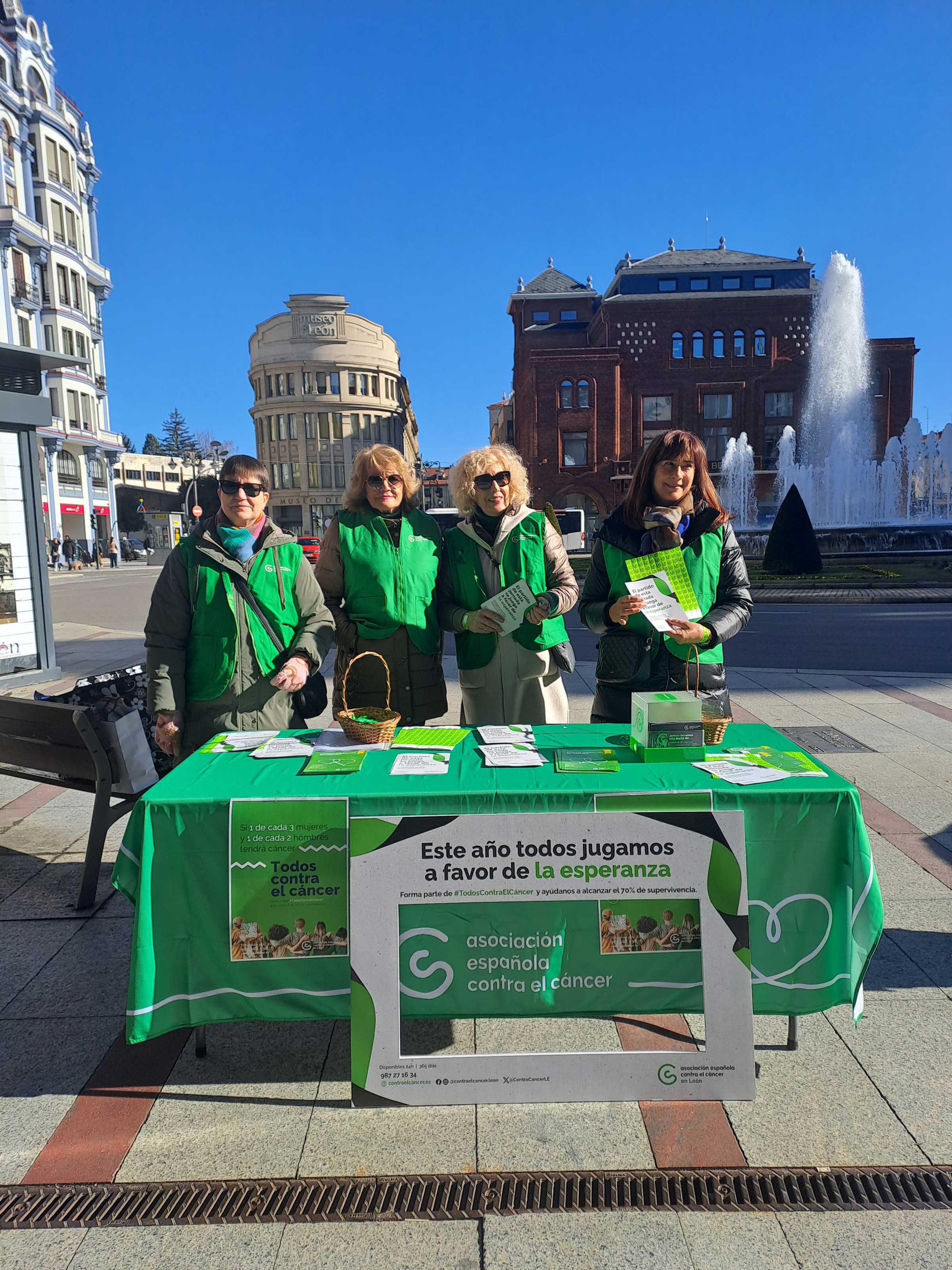 La Asociación Española Contra el Cáncer, este viernes en la plaza de Santo Domingo. | L.N.C.