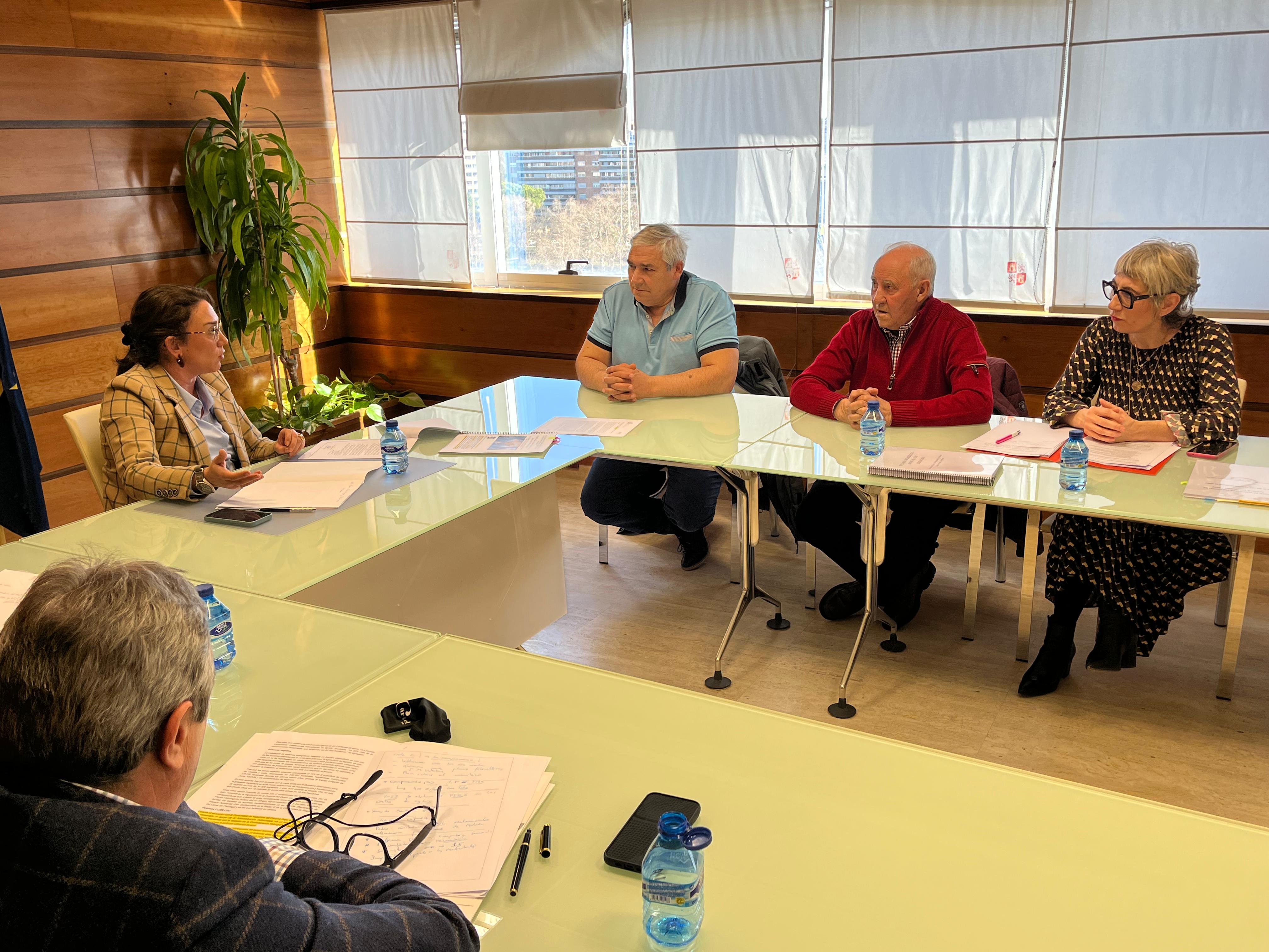 Reunión de la consejera de Agricultura con los integrantes de la Comunidad de Regantes del Páramo Bajo. | JCYL