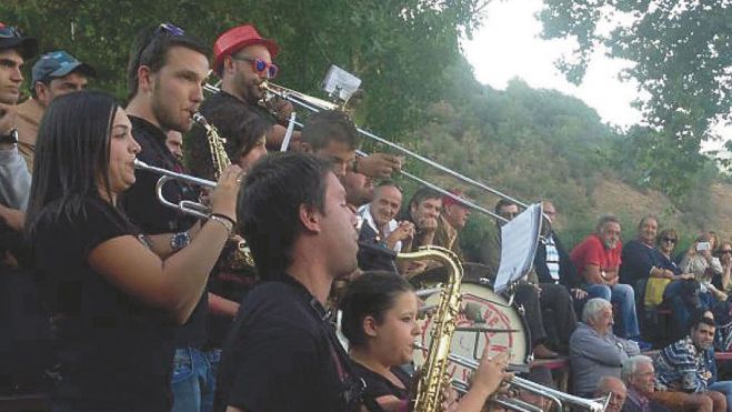 La pertenencia de varios luchadores a la banda les hace habituales en la grada de los corros.