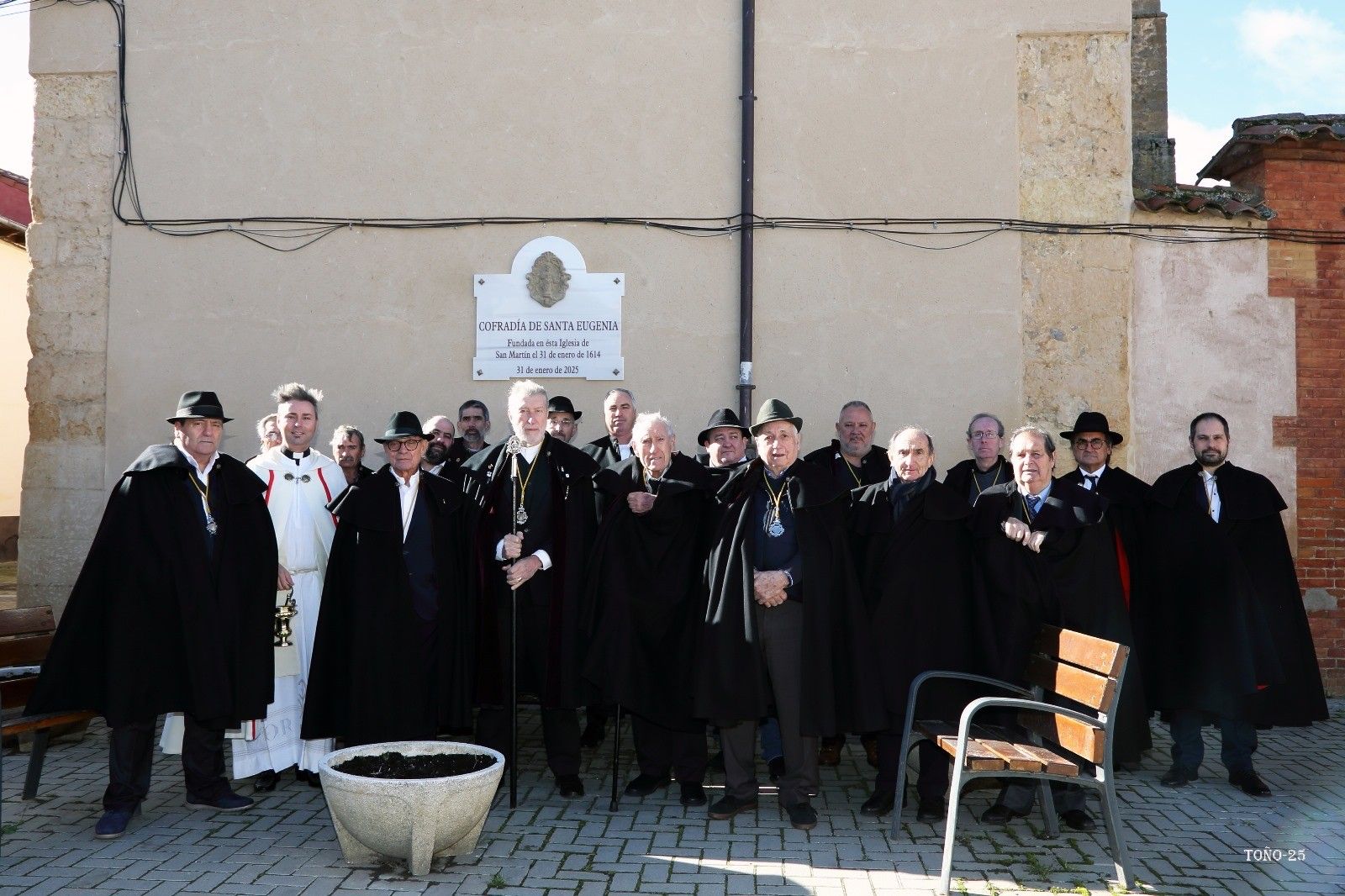 Participantes en el acto de colocación de la placa. L.N.C.