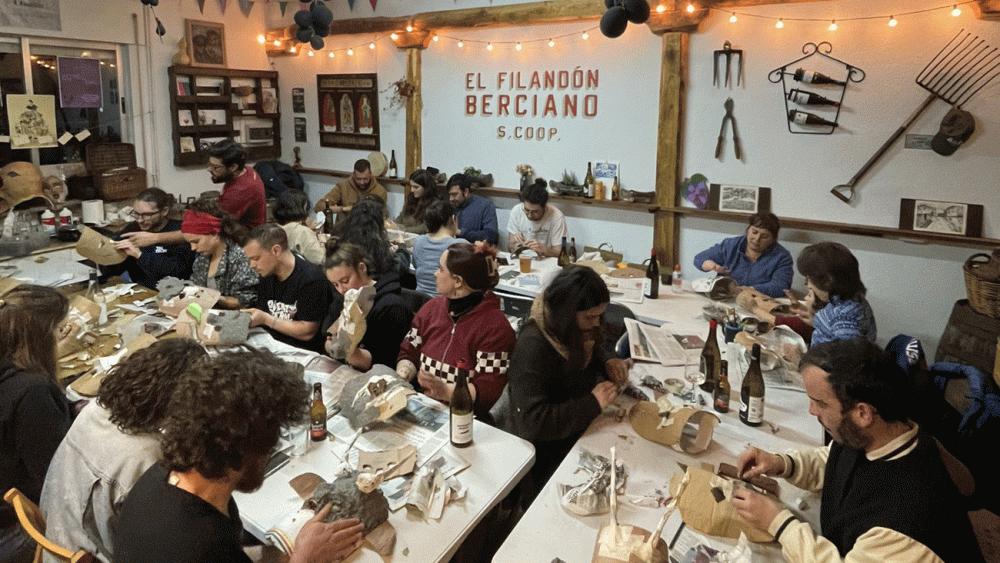 Una de las actividades de El Filandón Berciano en la cantina de Valtuille. | L.N.C.