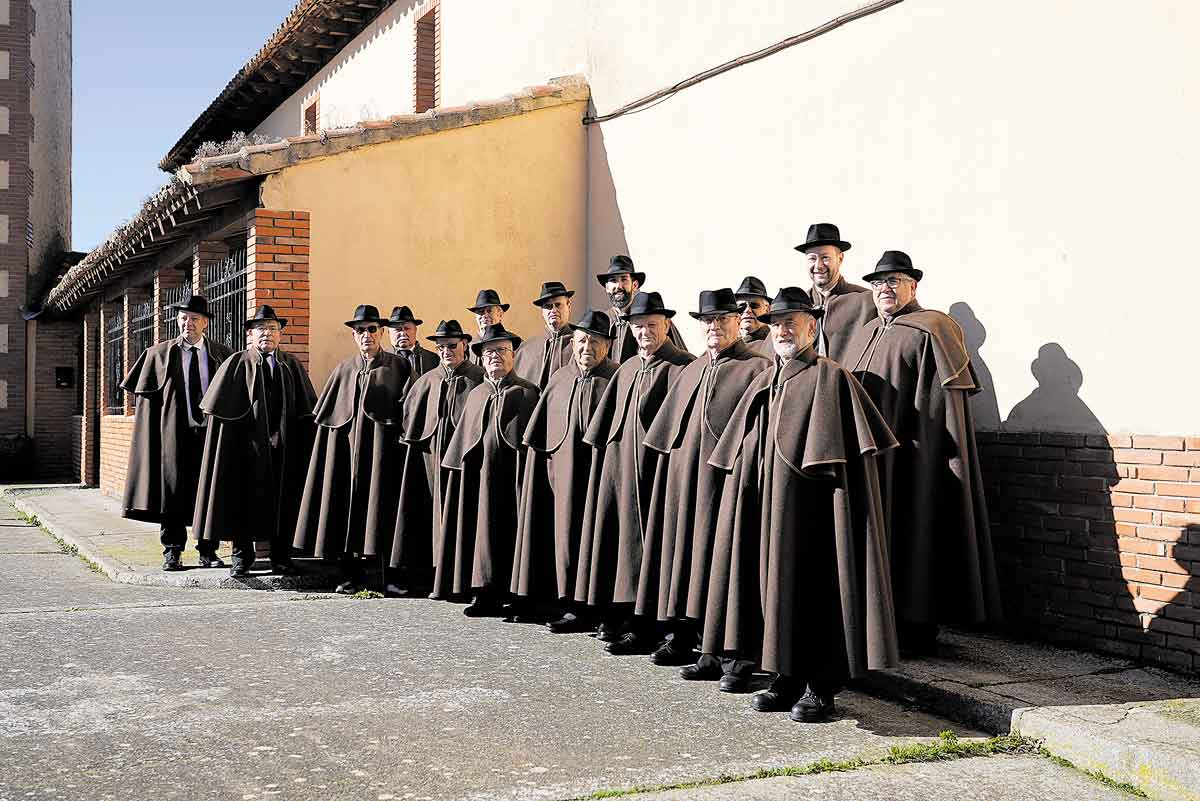 Los miembros de la cofradía de las Capas Pardas celebrando Santa Eugenia | A. BARREÑADA