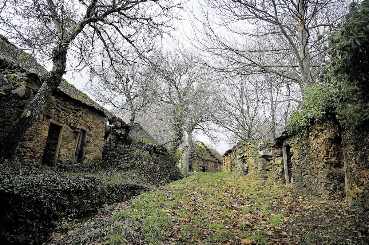 La tranquila estampa de una calle de Villar del Monte parece que nada tiene que ver con la realidad soterrada que se ha vivido allí. JESÚS F. SALVADORES 