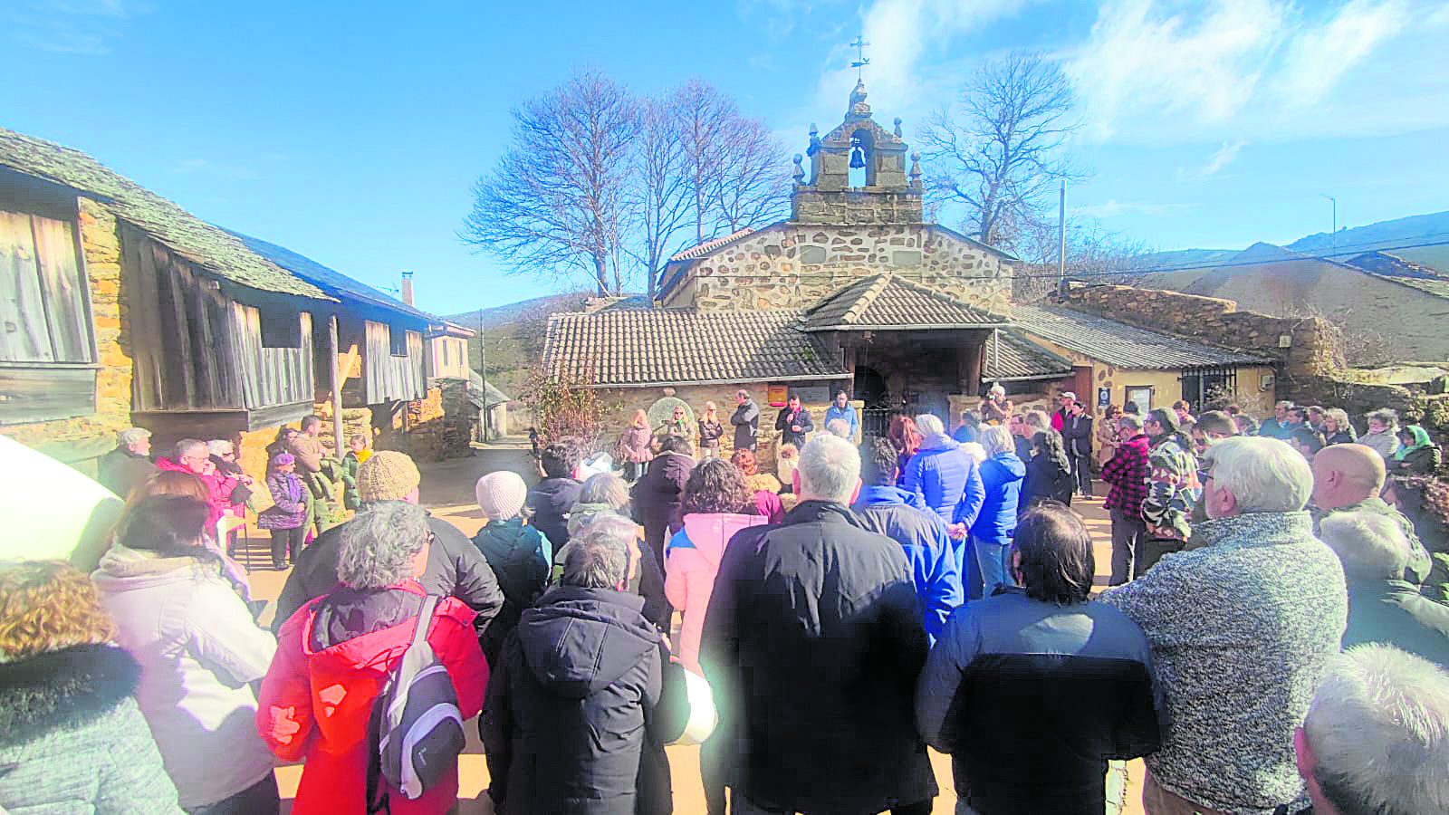 Vecinos de diversos pueblos de Cabrera se concentraron en la plaza Concha Casado de Villar del Monte para arropar a a presidenta del pueblo. IVÁN M. LOBO