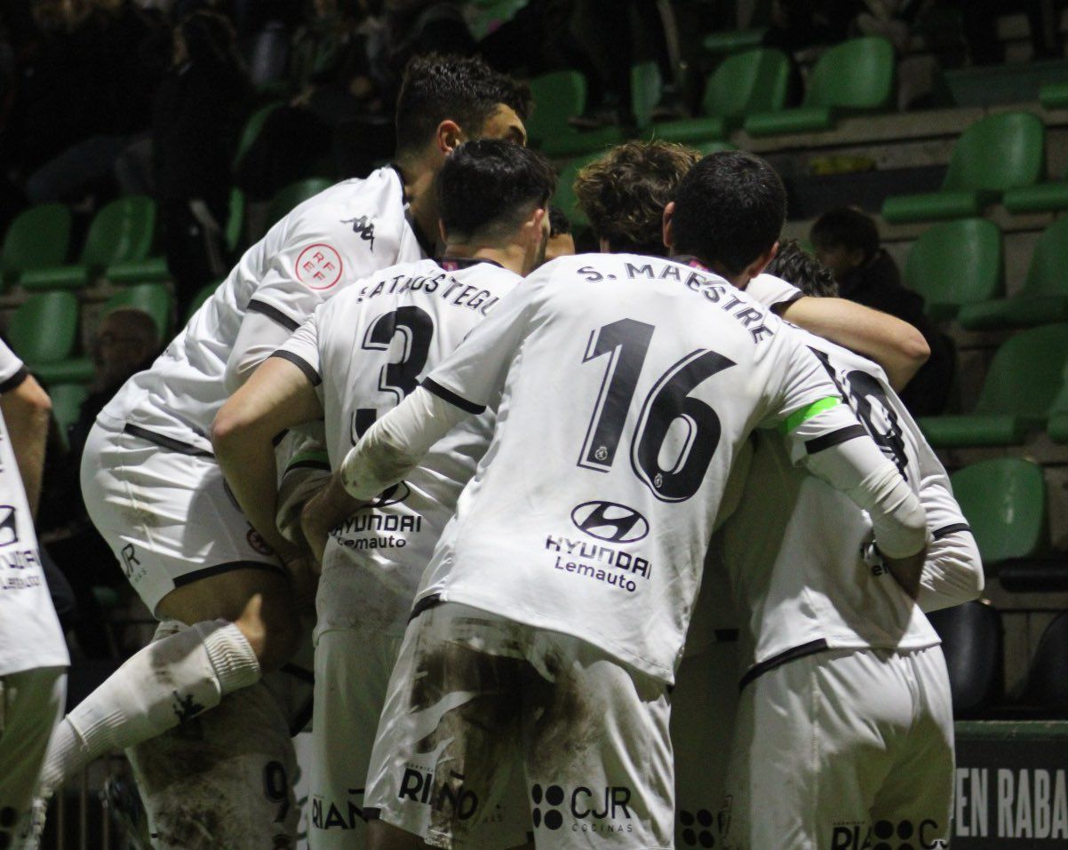 Los jugadores de la Cultural celebran su gol frente al Sestao. | CYD