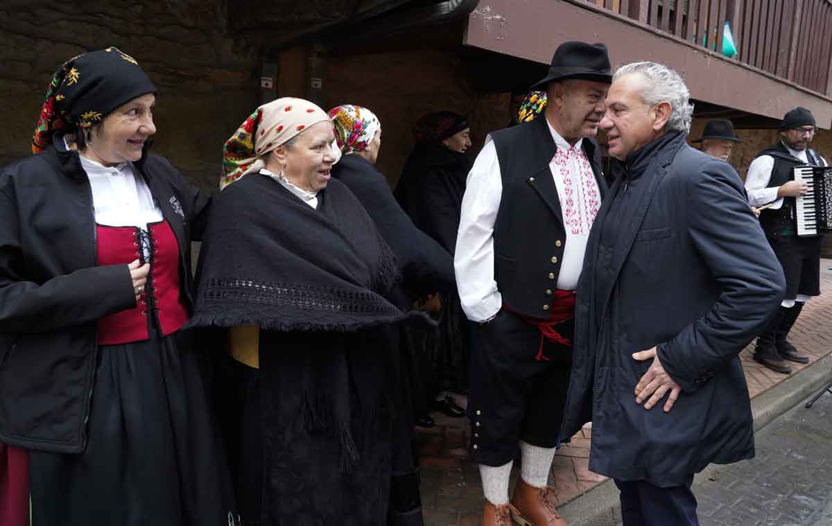 El delegado del Gobierno, Nicanor Sen, participó este domingo en el Festival del Botillo Las Candelas de Torre del Bierzo. ICAL