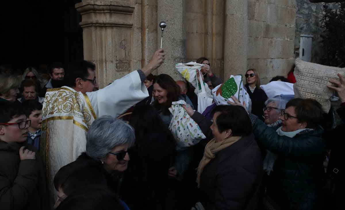 Bendición de los panes en la fiesta de Las Candelas y San Blas en Cacabelos