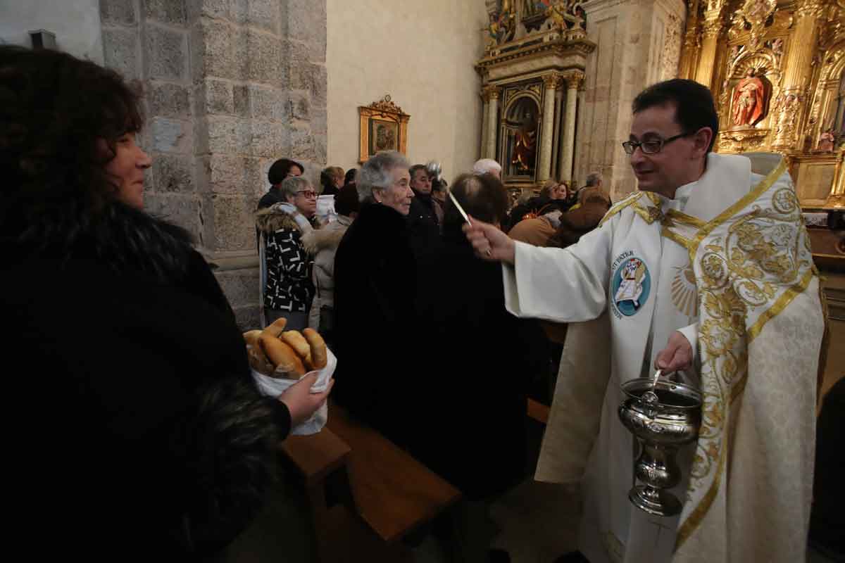 Bendición de los panes en la fiesta de Las Candelas y San Blas en Cacabelos