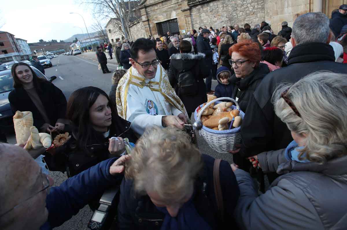 Bendición de los panes en la fiesta de Las Candelas y San Blas en Cacabelos