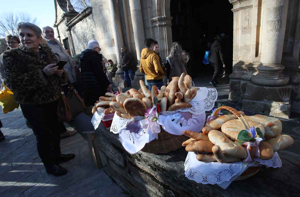 Bendición de los panes en la fiesta de Las Candelas y San Blas en Cacabelos