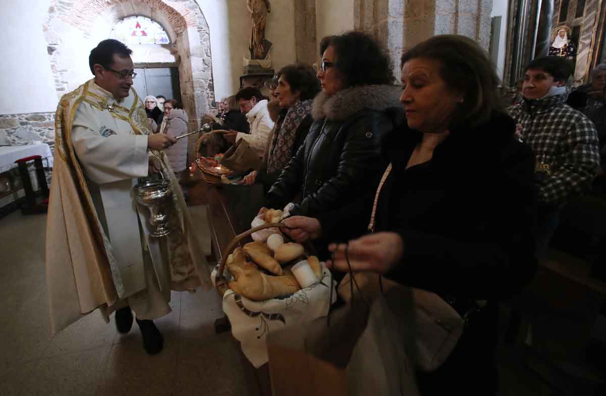 Bendición de los panes en la fiesta de Las Candelas y San Blas en Cacabelos