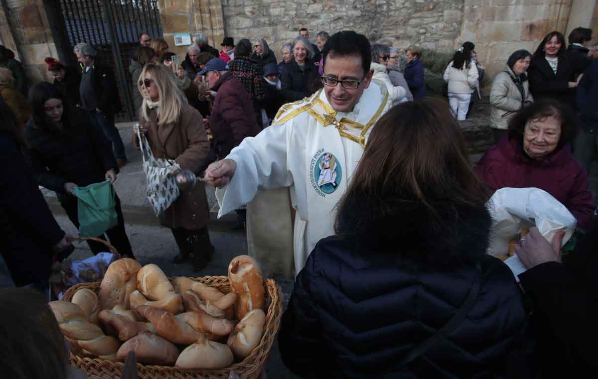 Bendición de los panes en la fiesta de Las Candelas y San Blas en Cacabelos