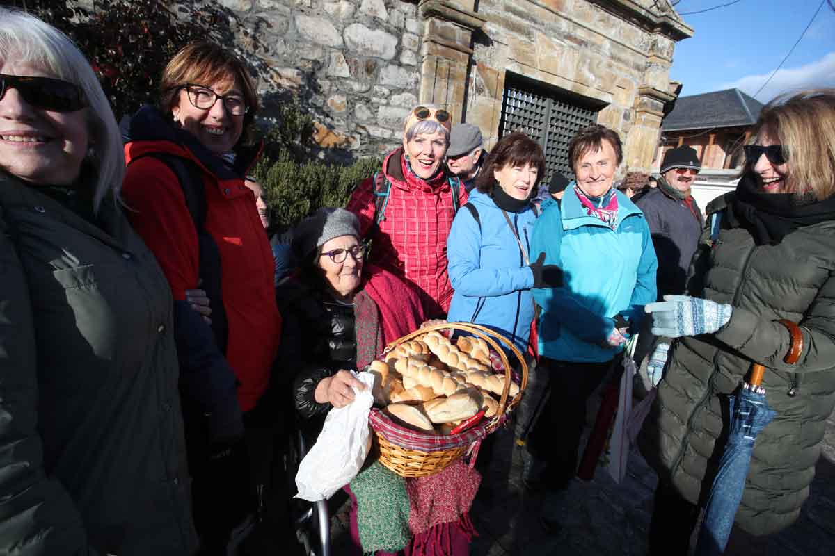 Bendición de los panes en la fiesta de Las Candelas y San Blas en Cacabelos