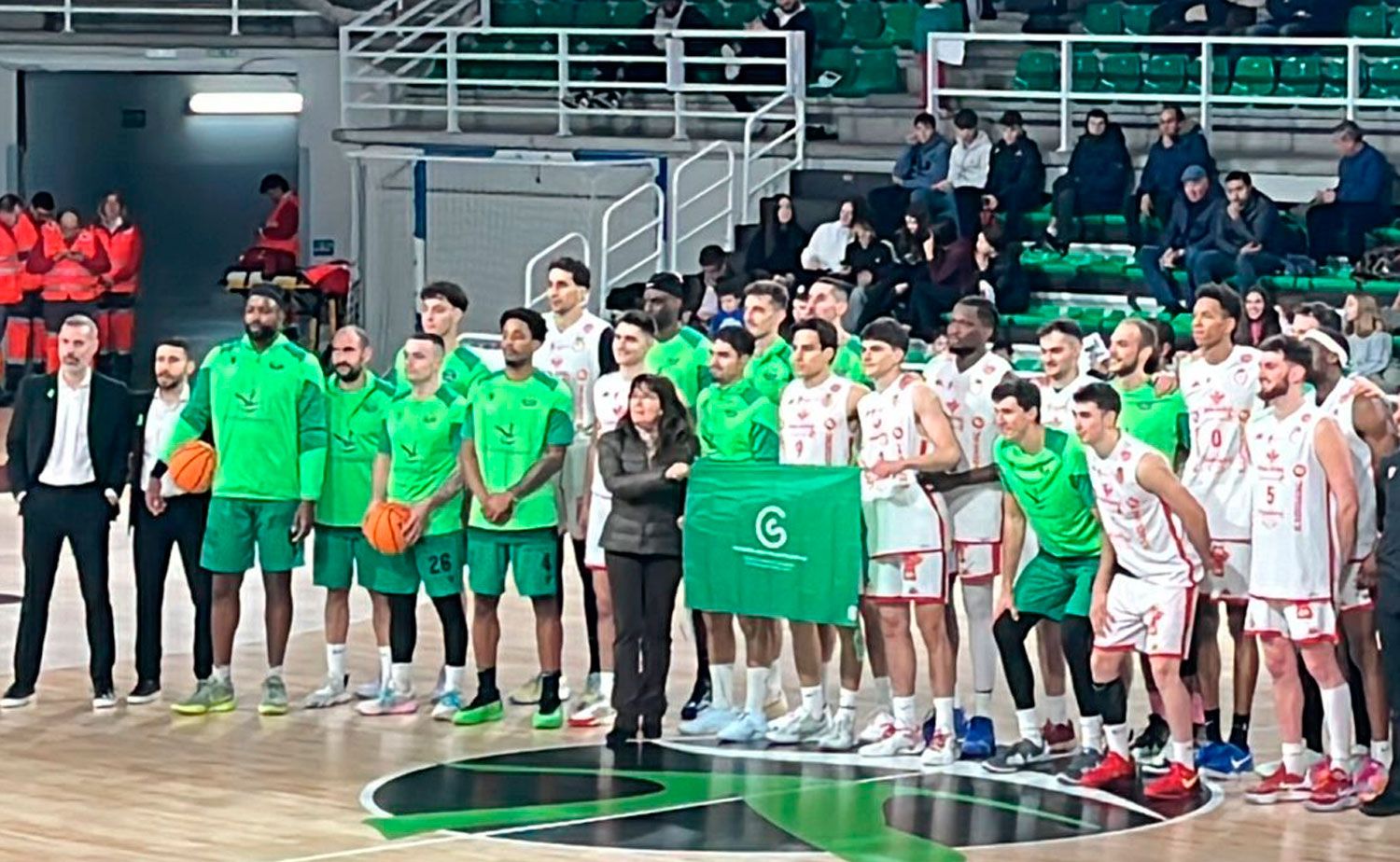 Los jugadores de Cáceres y Cultural, unidos contra el cáncer antes del arranque. | CULTUBALONCESTO