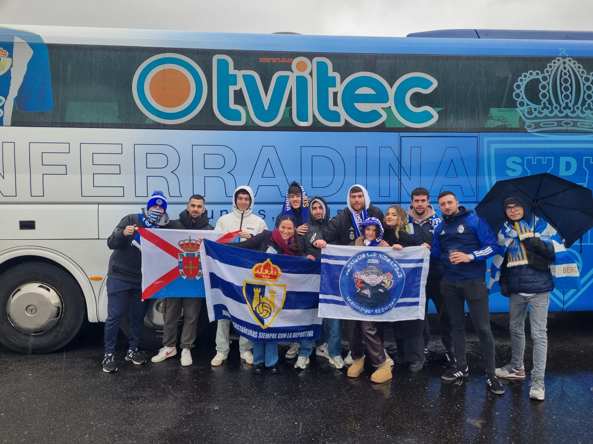 Aficionados de la Deportiva con el bus del club berciano antes de entrar al Reina Sofía para presenciar el partido  REPORTAJE GRÁFICO: RAÚL FERNÁNDEZ