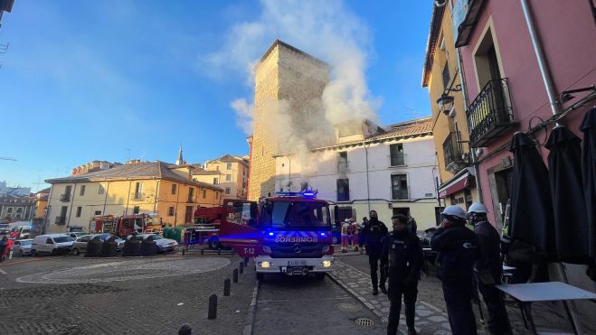 Los Bomberos se han desplazado hasta la vivienda. | LAURA PASTORIZA