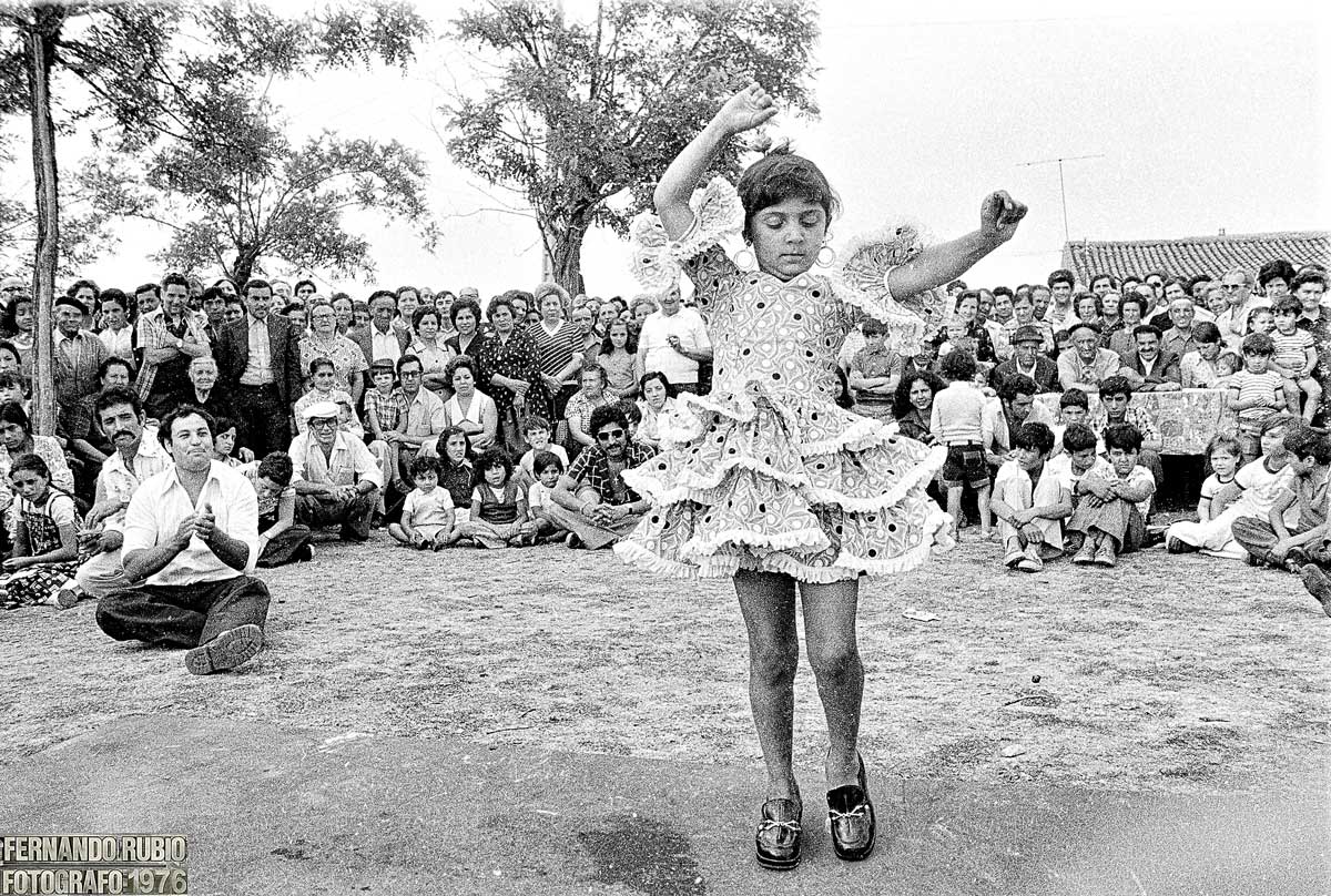 Una niña gitana baila en medio de sus gentes y para ellos en la celebración de una fiesta en La Virgen del Camino celebrada en 1976. | FERNANDO RUBIO