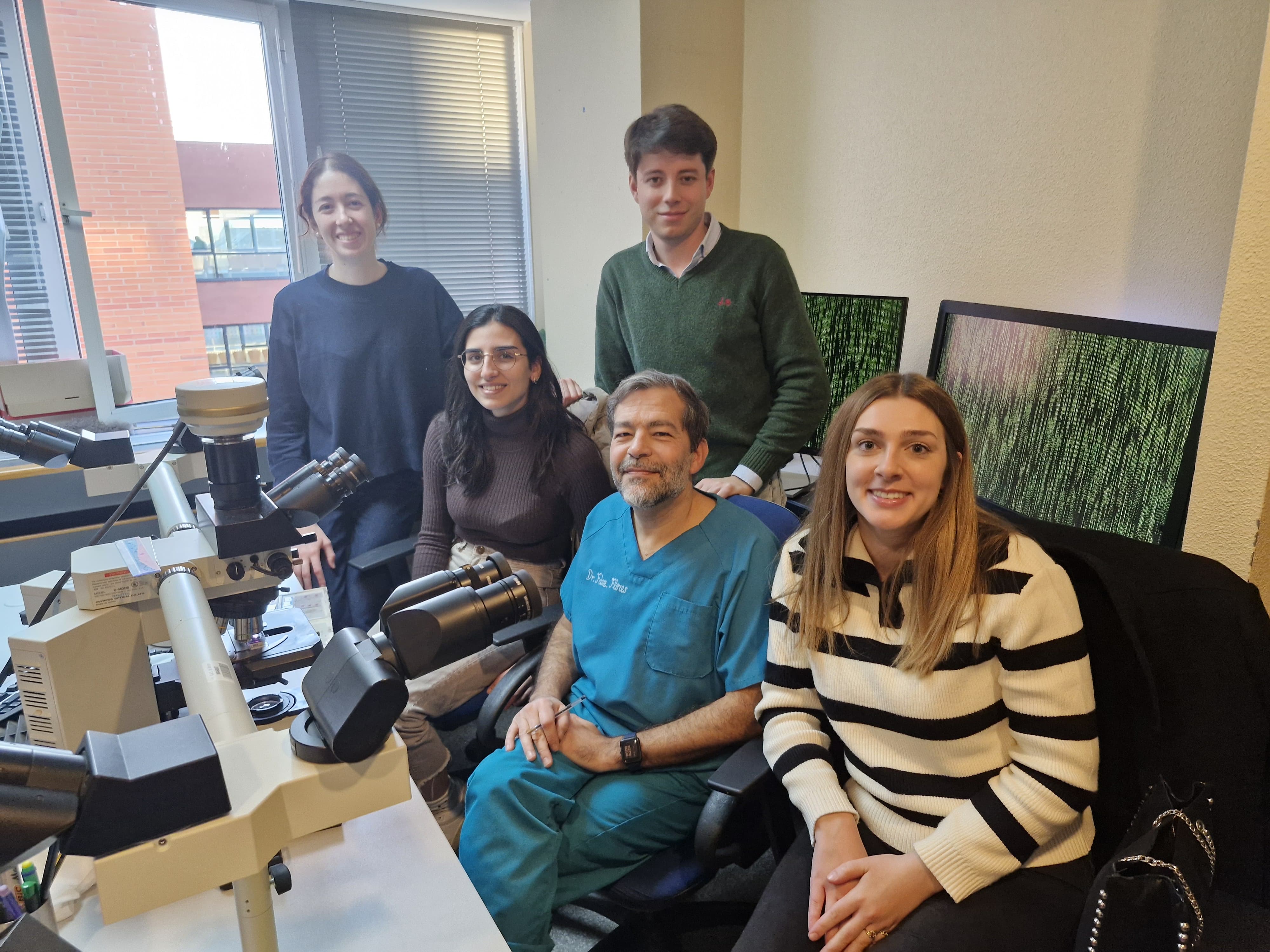 Dermatólogos residentes: Elisa, Patricia, Álvaro y Paula junto al doctor Flores.