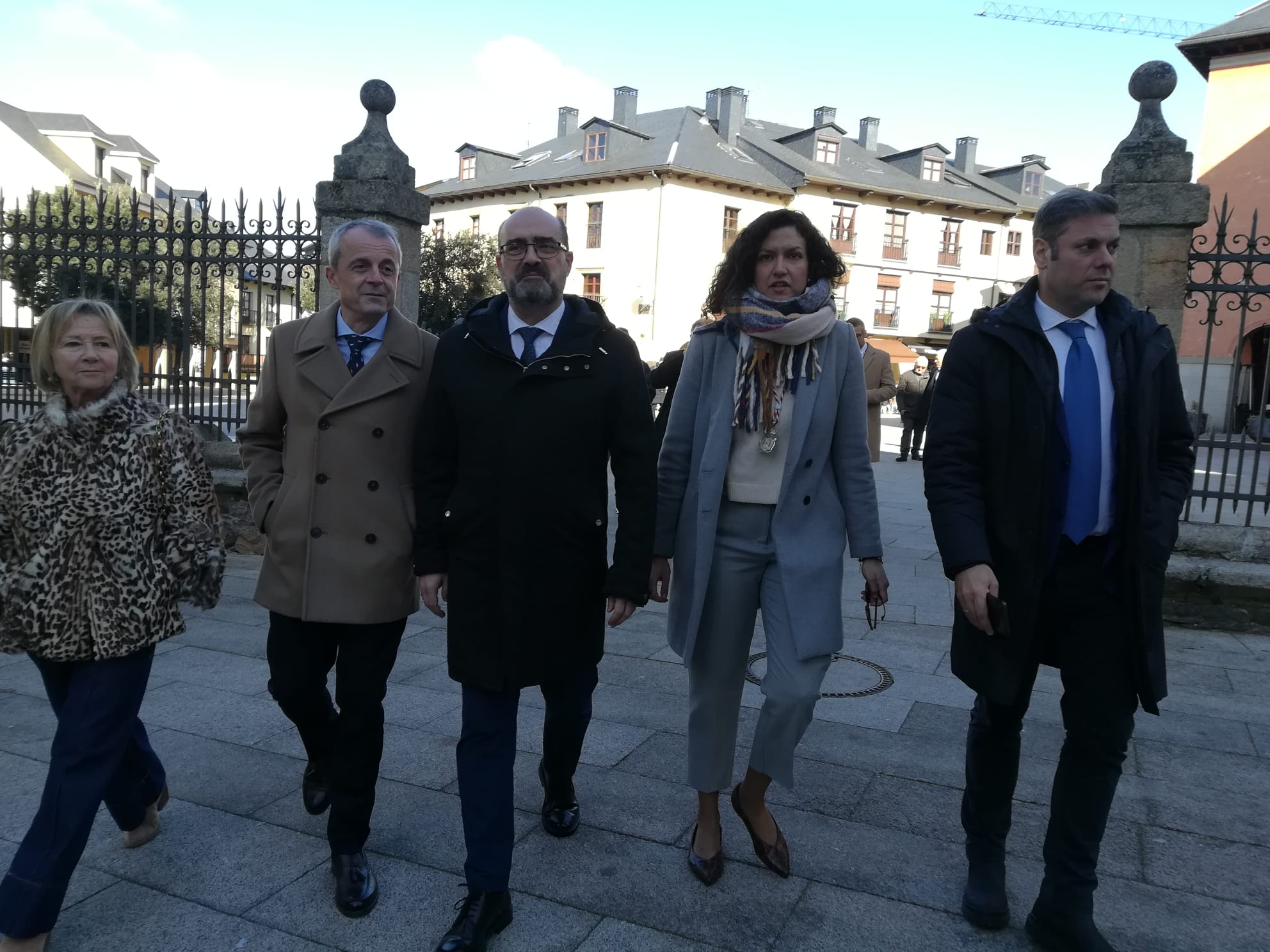 Entrada a la Basílica de las autoridades para participar en la misa del Día de las Candelas. | MAR IGLESIAS