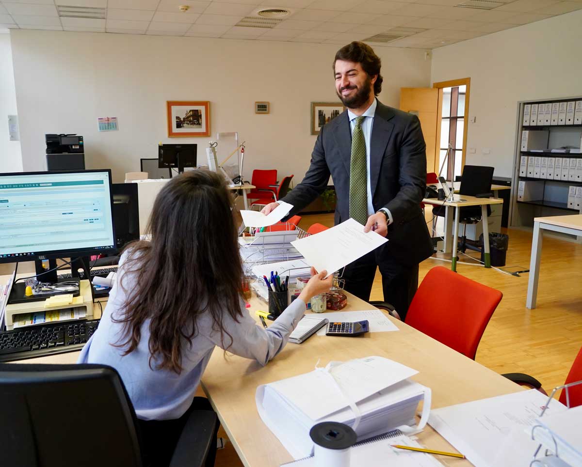 El portavoz de Vox en las Cortes de Castilla y León, Juan García-Gallardo, presenta su dimisión en el registro de las Cortes. | LETICIA PÉREZ (ICAL)