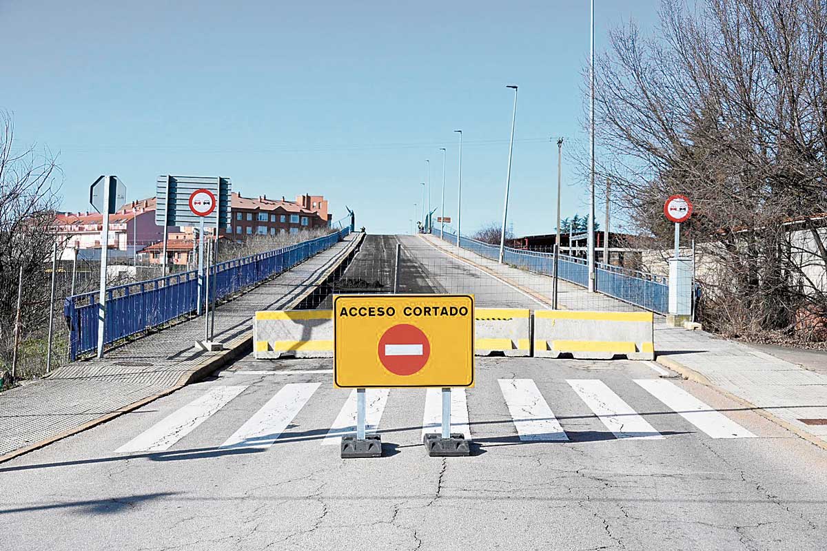 Acceso cortado al puente. | SAÚL ARÉN