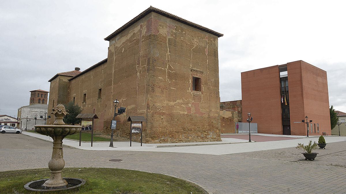 Vista del exterior del Palacio de los Guzmanes donde se encuentra el bar-restaurante y el Museo del Botijo. | L.N.C.