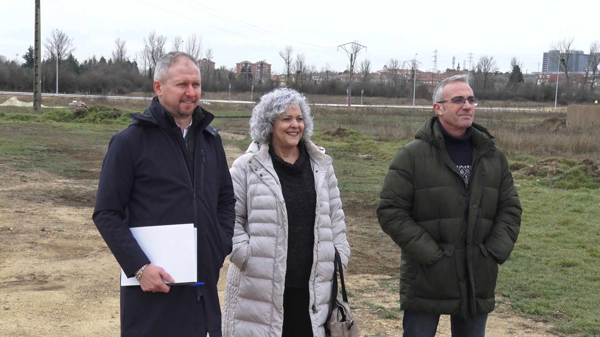 El equipo de gobierno del Ayuntamiento de Villaquilambre (PSOE, UPL y Podemos) en los terrenos sobre los que se construirá el instituto. | LAURA PASTORIZA