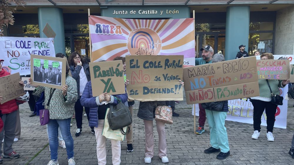 Protesta frente a la sede de la Junta de Castilla y León en Ponferrada para pedir la cubierta. | JAVIER FERNÁNDEZ