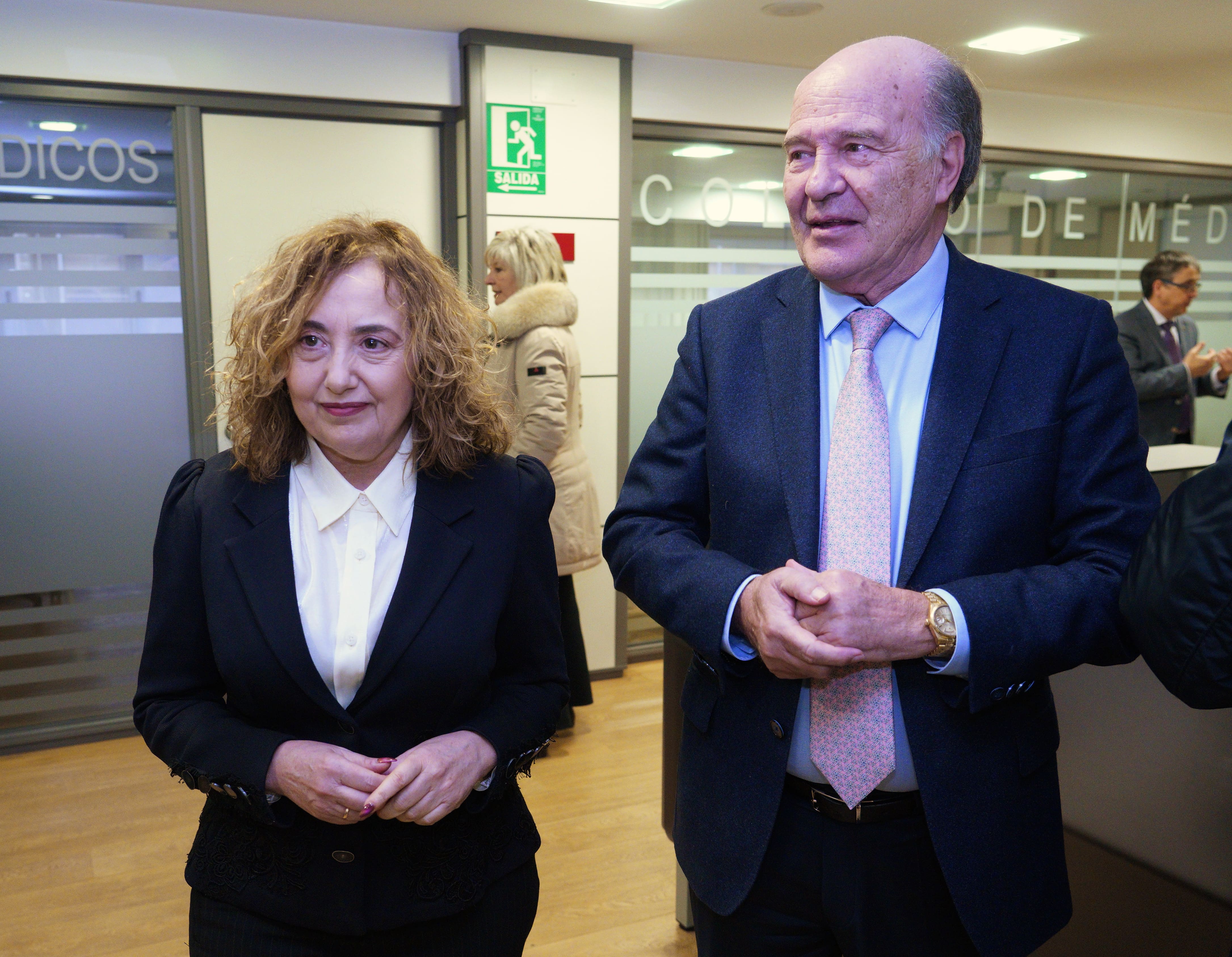 José Luis Díaz Villarig junto a la vicerrectora Pilar Marqués en Ponferrada. | CÉSAR SÁNCHEZ (ICAL)