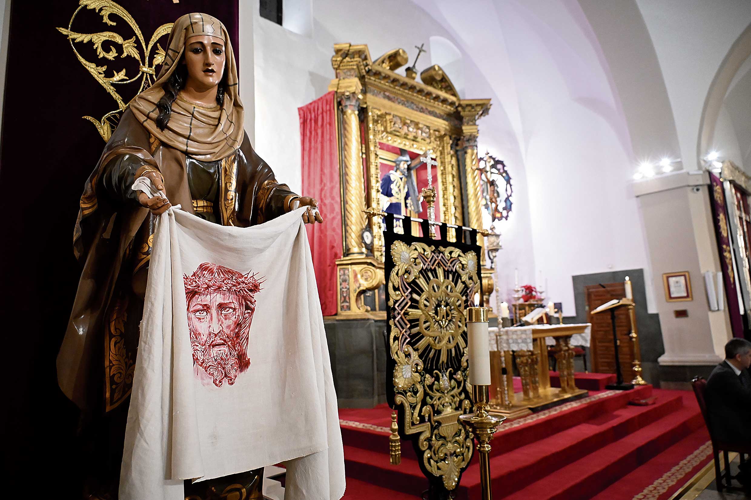 Presentación ayer en la capilla de Santa Nonia del nuevo paño de la Verónica. | SAÚL ARÉN