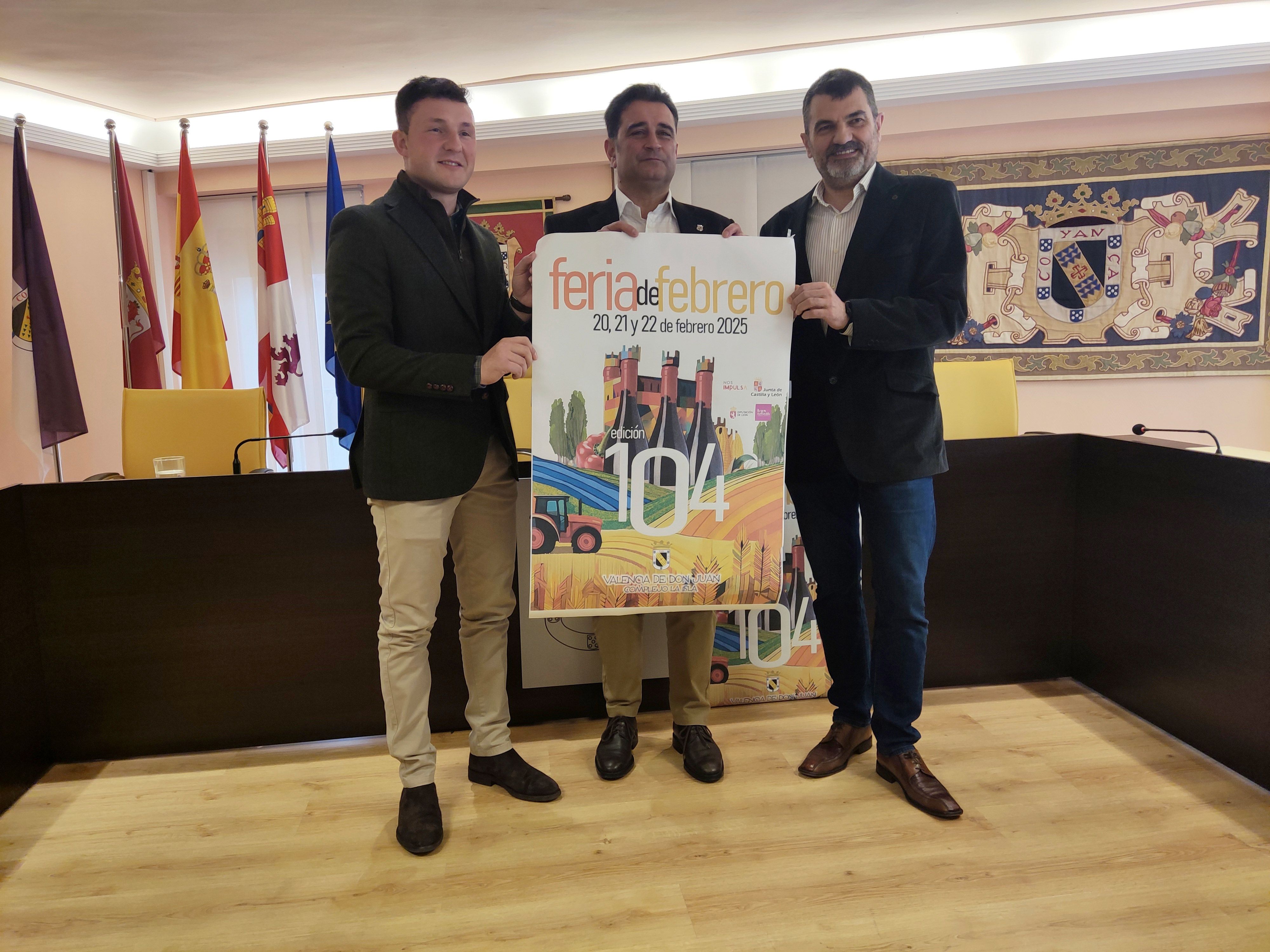 Ángel Pérez Muñoz, Ricardo Barrientos y Francisco Javier López posando con el cartel. | A. RODRÍGUEZ