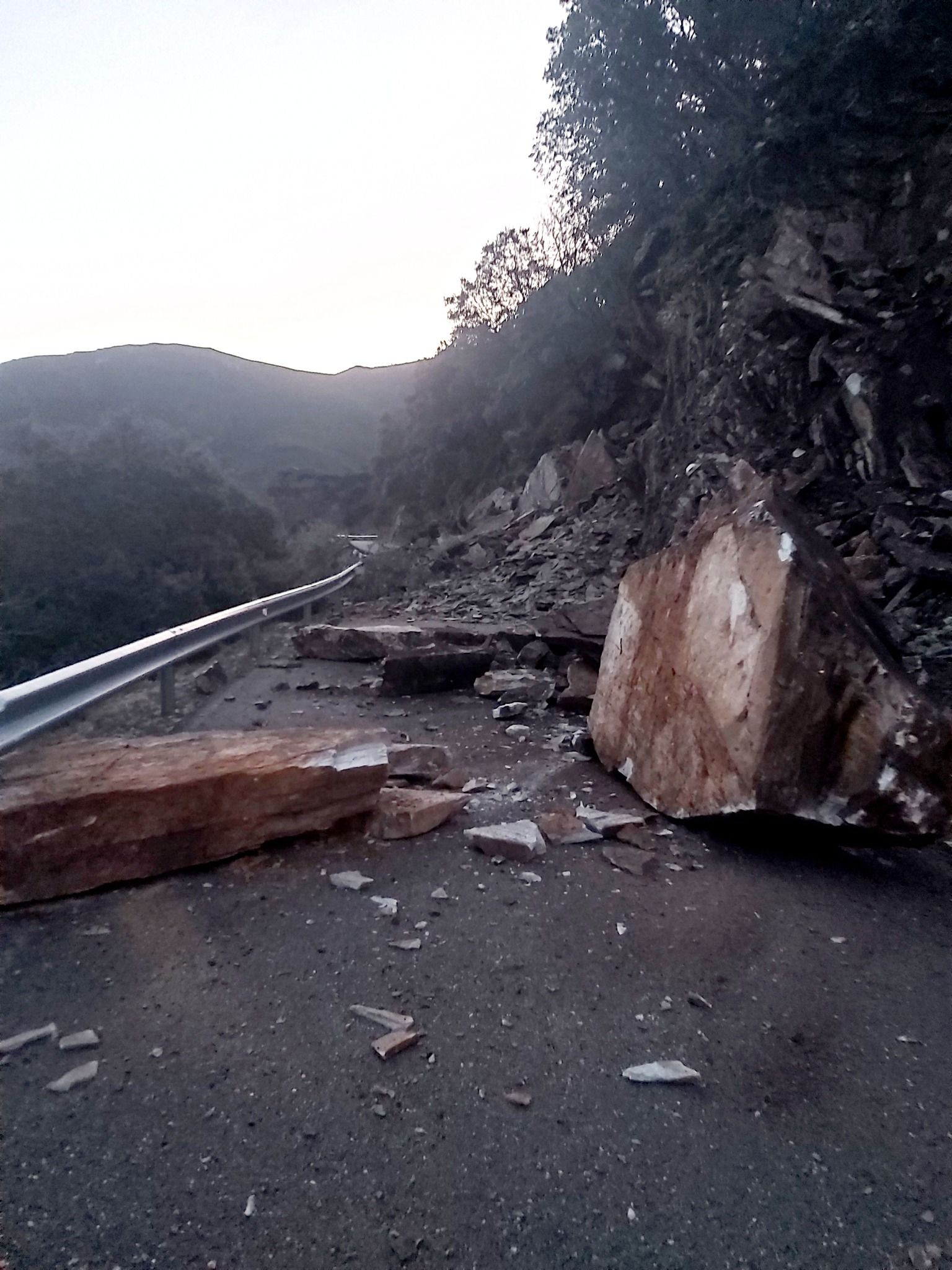 Imagen del desprendimiento de rocas. | Asociación de Vecinos de Montes de Valdueza.