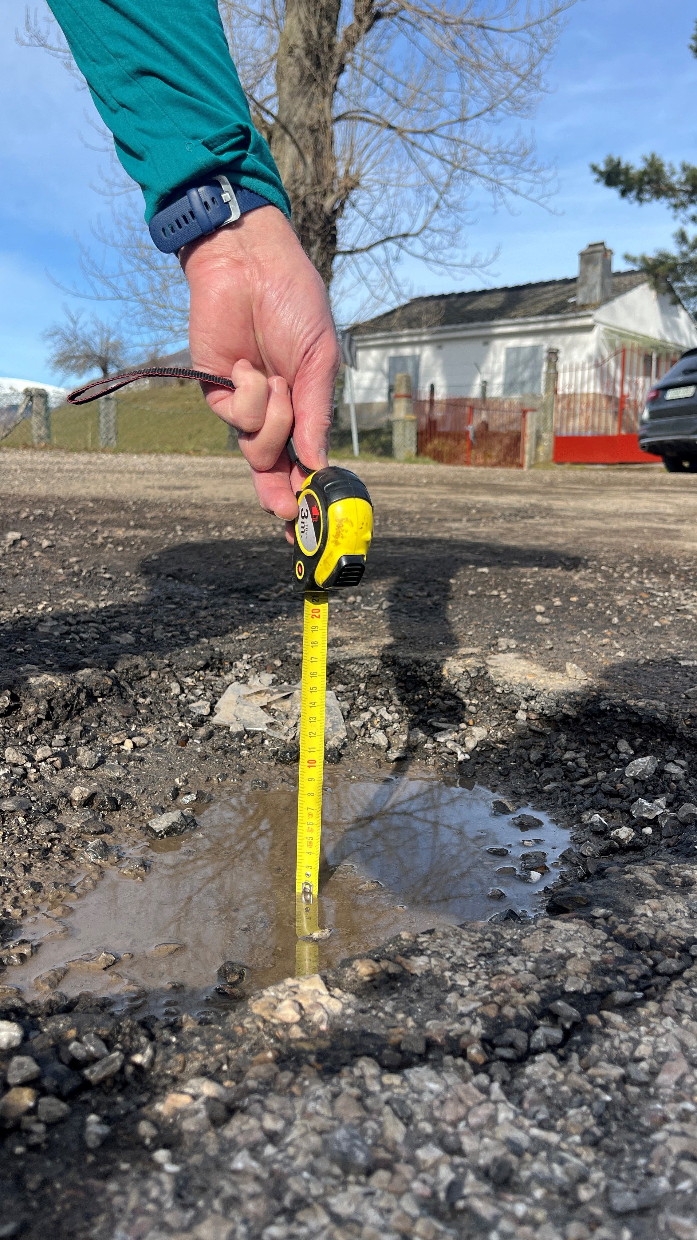 Imagen de uno de los baches que padecen los vecinos. | JUNTA VECINAL DE REDIPOLLOS