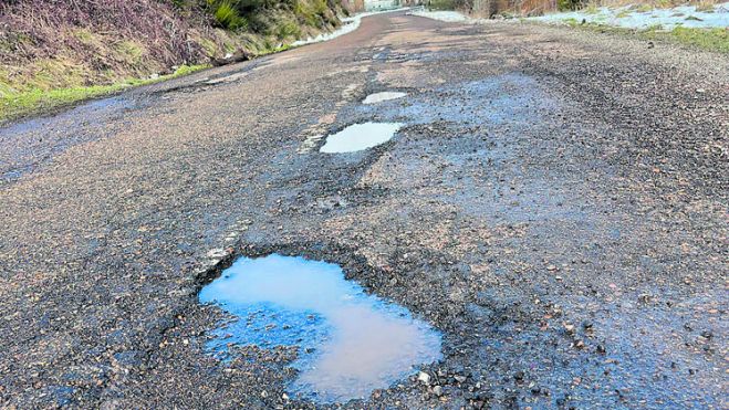 Imagen de uno de los baches que padecen los vecinos. | JUNTA VECINAL DE REDIPOLLOS