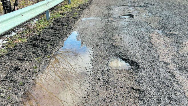 Imagen de uno de los baches que padecen los vecinos. | JUNTA VECINAL DE REDIPOLLOS