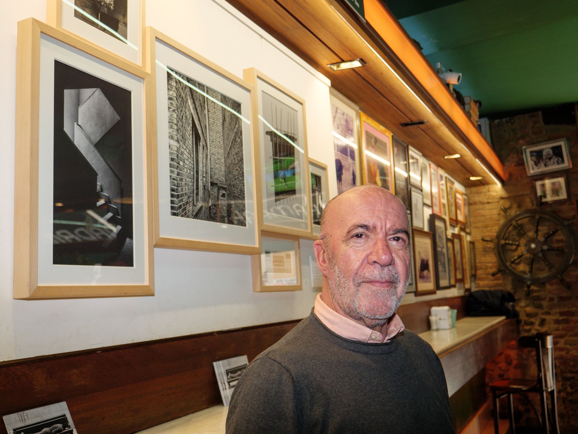 Carlos González Sánchez durante la presentación de sus fotografías este miércoles en el Camarote Madrid. | VICENTE GARCÍA