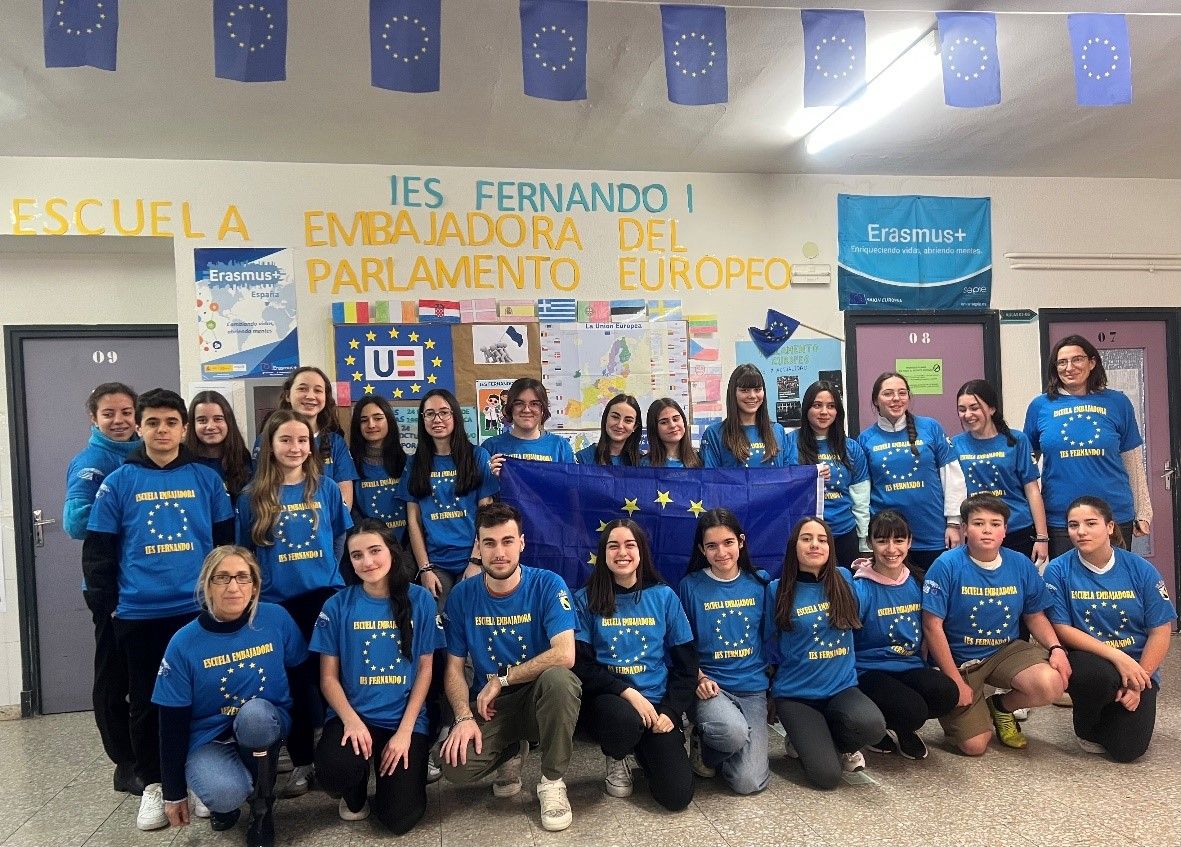 Foto de familia de los alumnos del instituto conyantino que viajarán a conocer el Parlamento Europeo. | L.N.C.