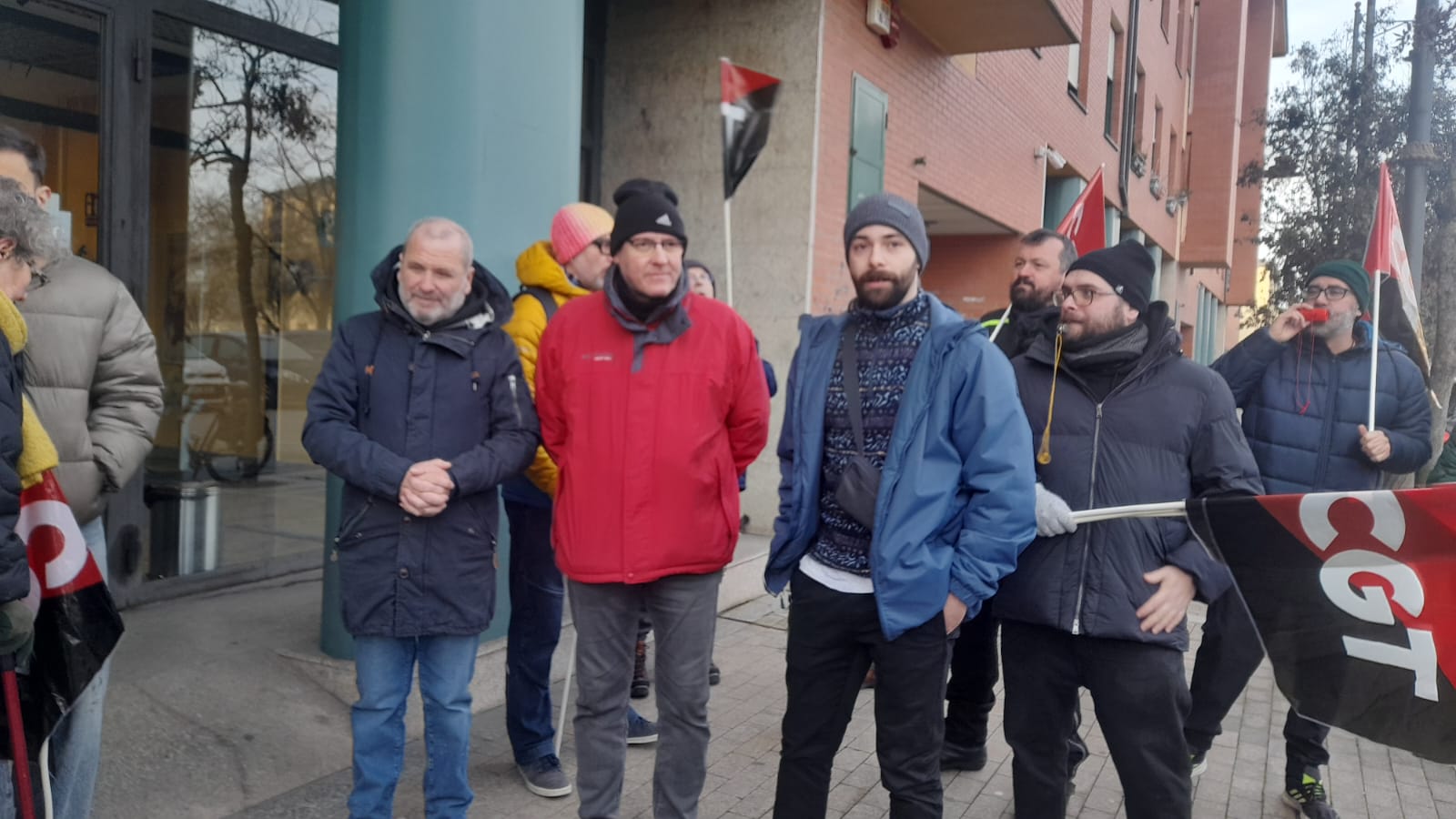 El despedido del Parador de Villafranca, Pablo Rodríguez con los manifestantes que le apoyan tras el acto de conciliación. | MAR IGLESIAS