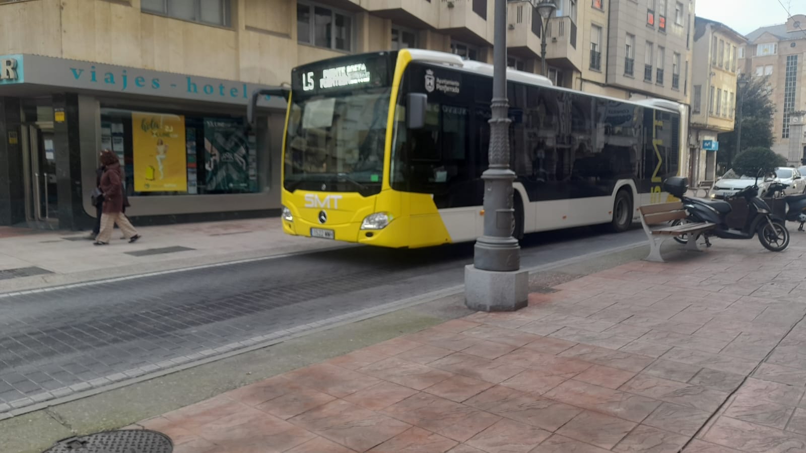 Uno de los nuevos autobuses circulando por Ponferrada. | MAR IGLESIAS