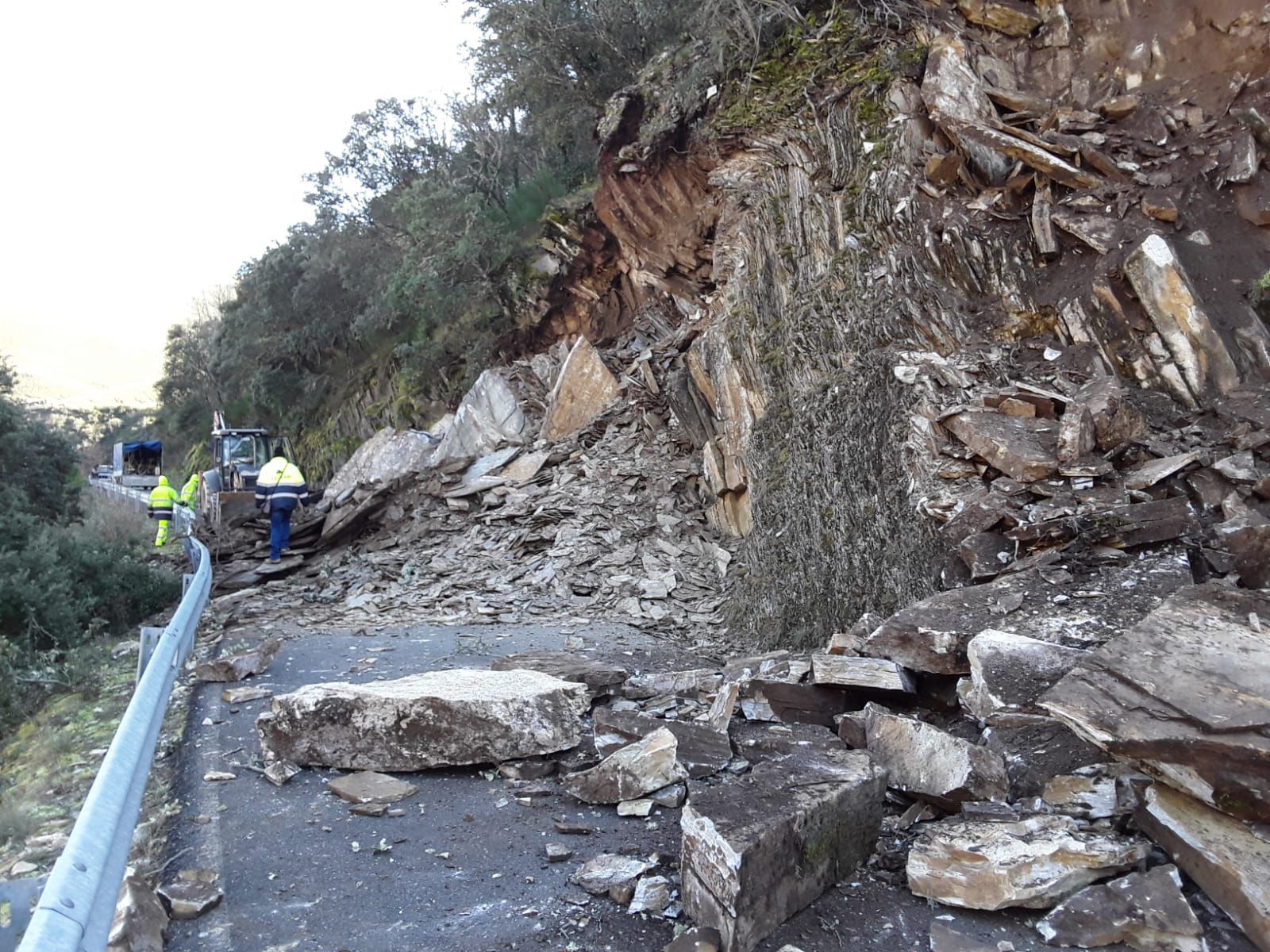 Desprendimiento en el vial de Montes de Valdueza.