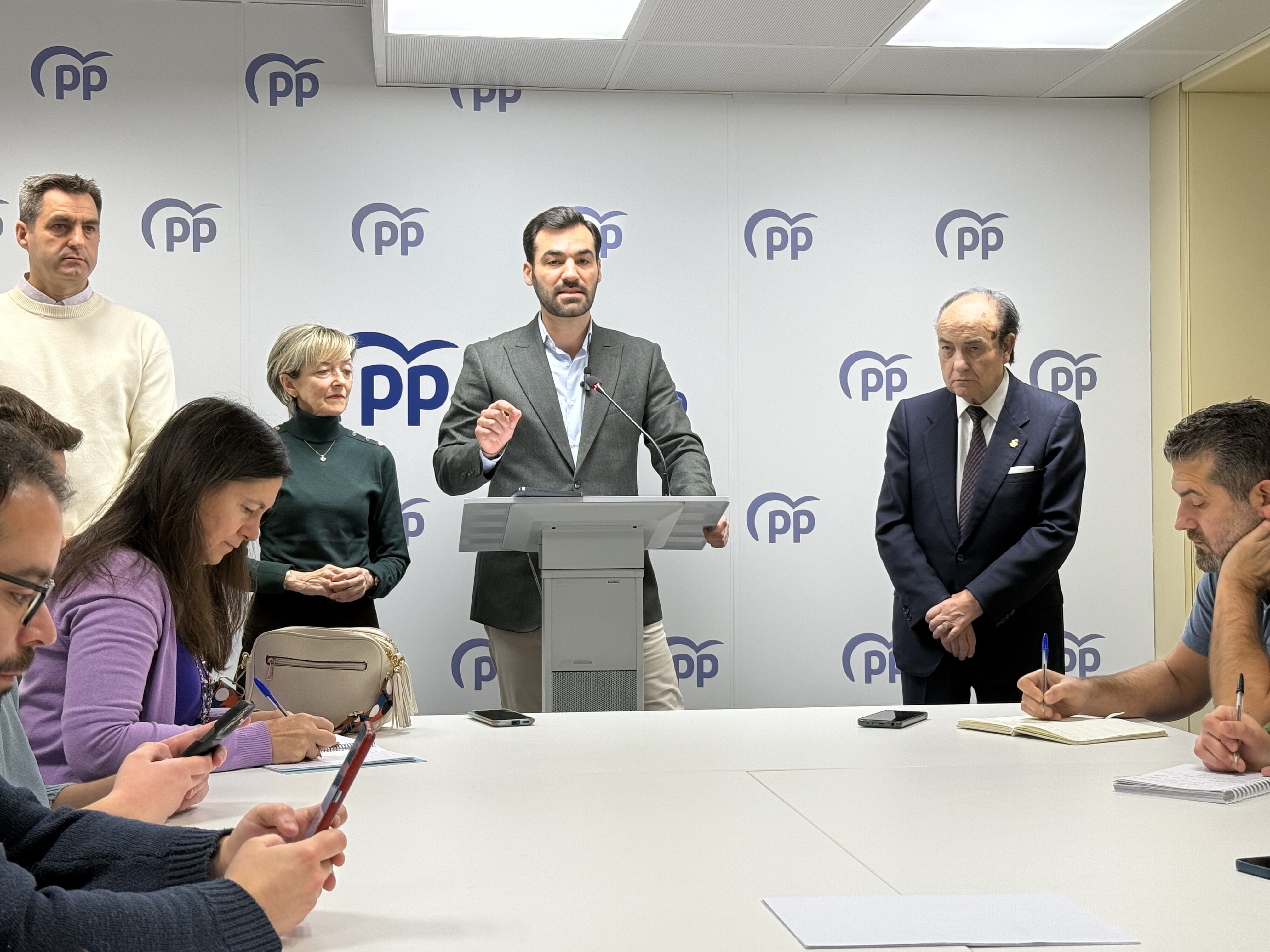 El portavoz del PP en el Ayuntamiento de León, David Fernández, durante su comparecencia.