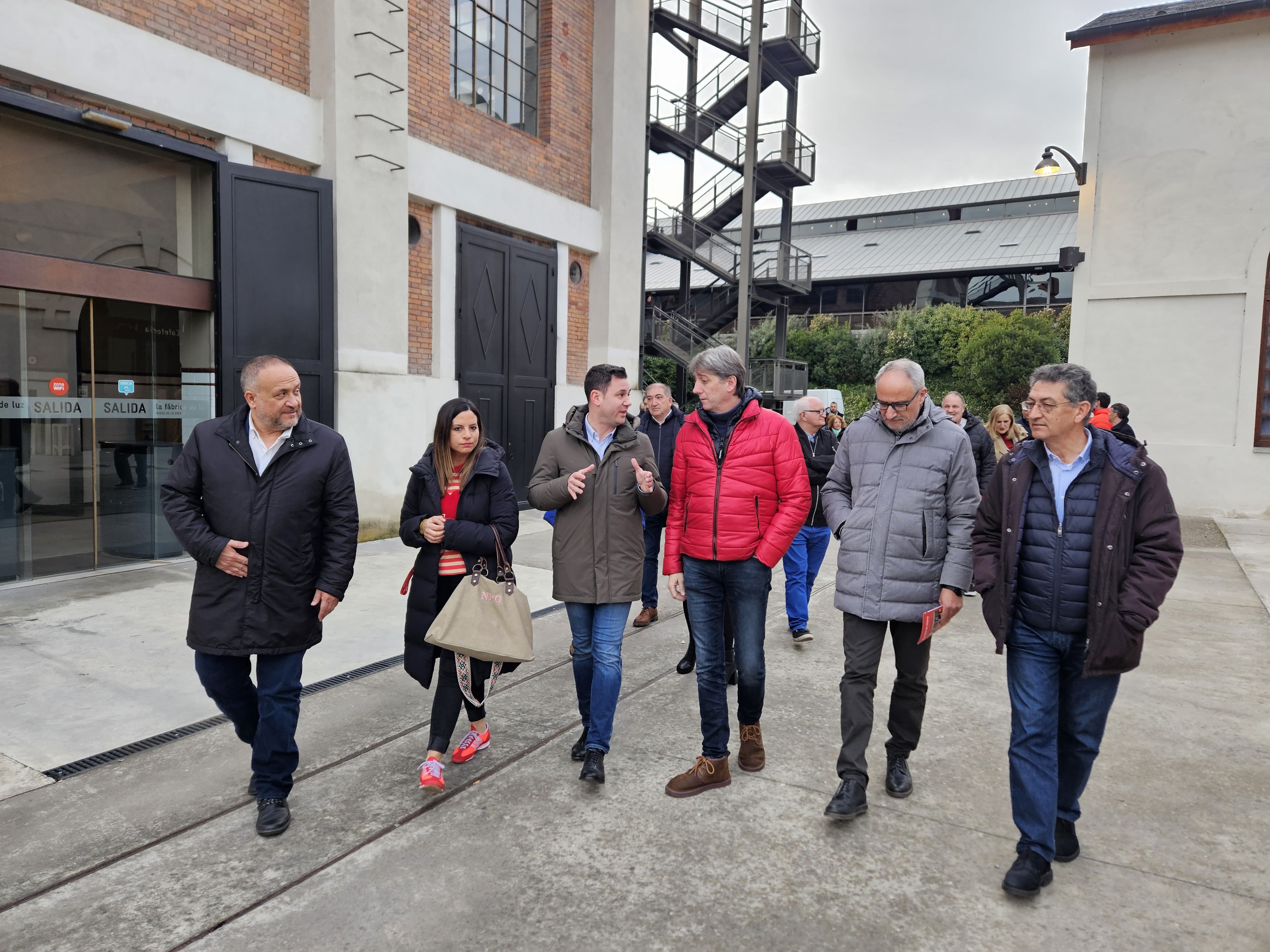 Visita de Carlos Martínez (de rojo) a Ponferrada para reunirse con los militantes del PSOE.