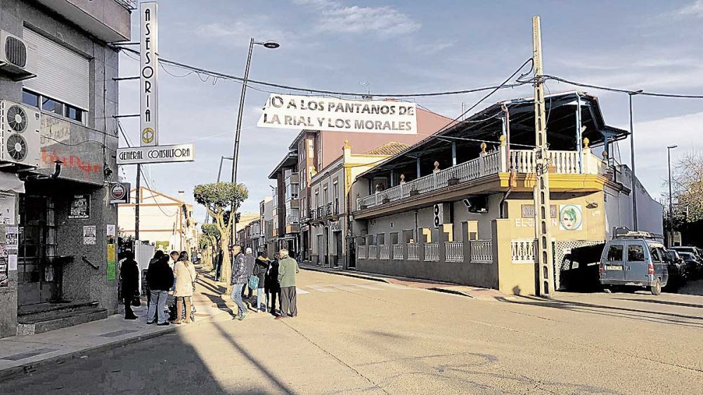 Foto de archivo de una de las calles de Carrizo, con una pancarta en contra de los pantanos. | P.F.