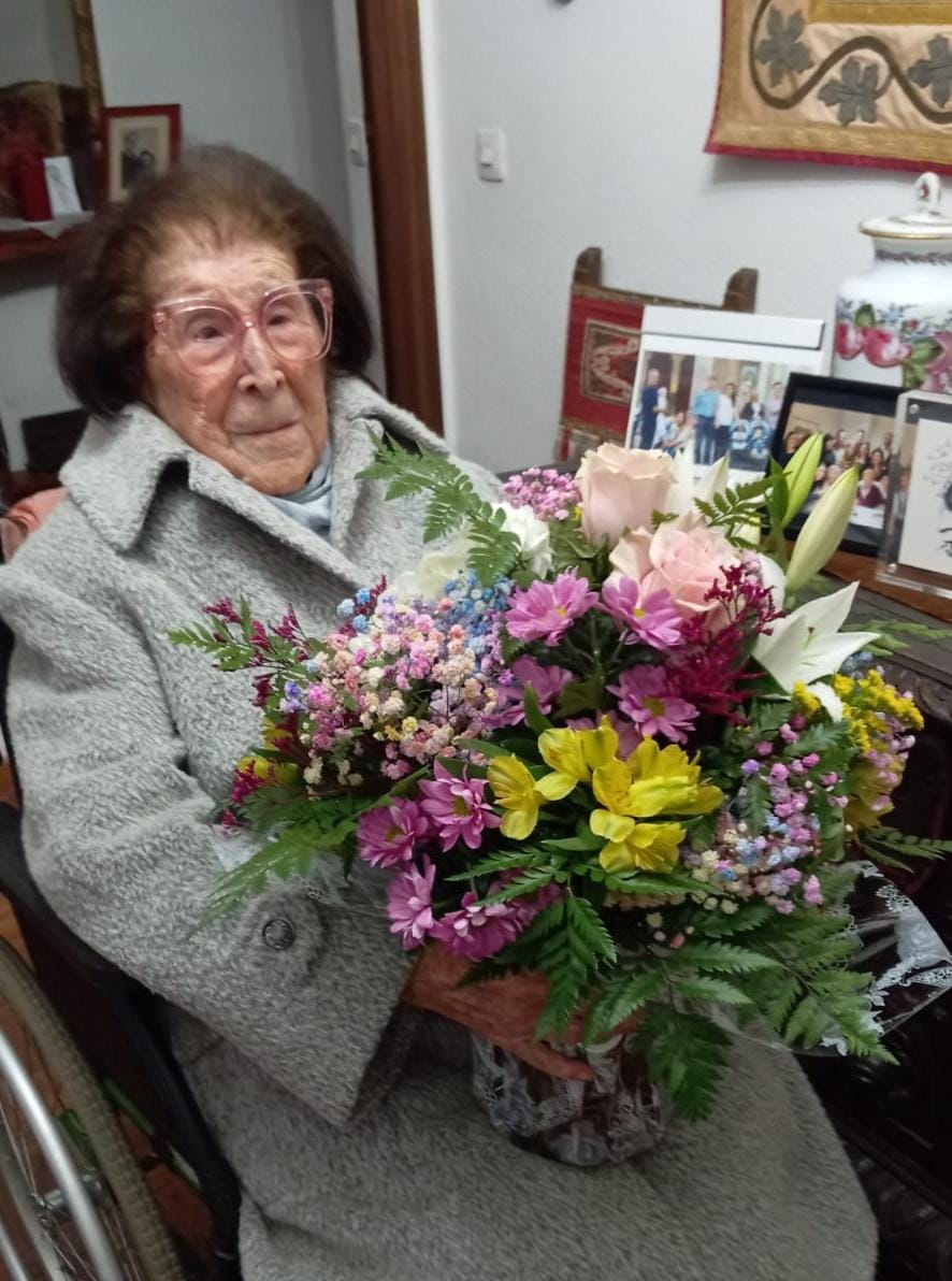 Isaura Martín-Granizo con su ramo de flores de cumpleaños. | MIGUEL MARTÍN-GRANIZO