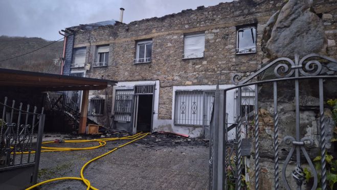 Incendio en una vivienda en Palacios del Sil.