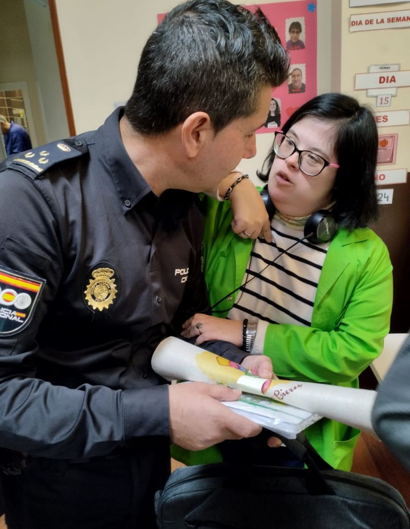 Una de las visitas de los agentes a Asprona Bierzo. 