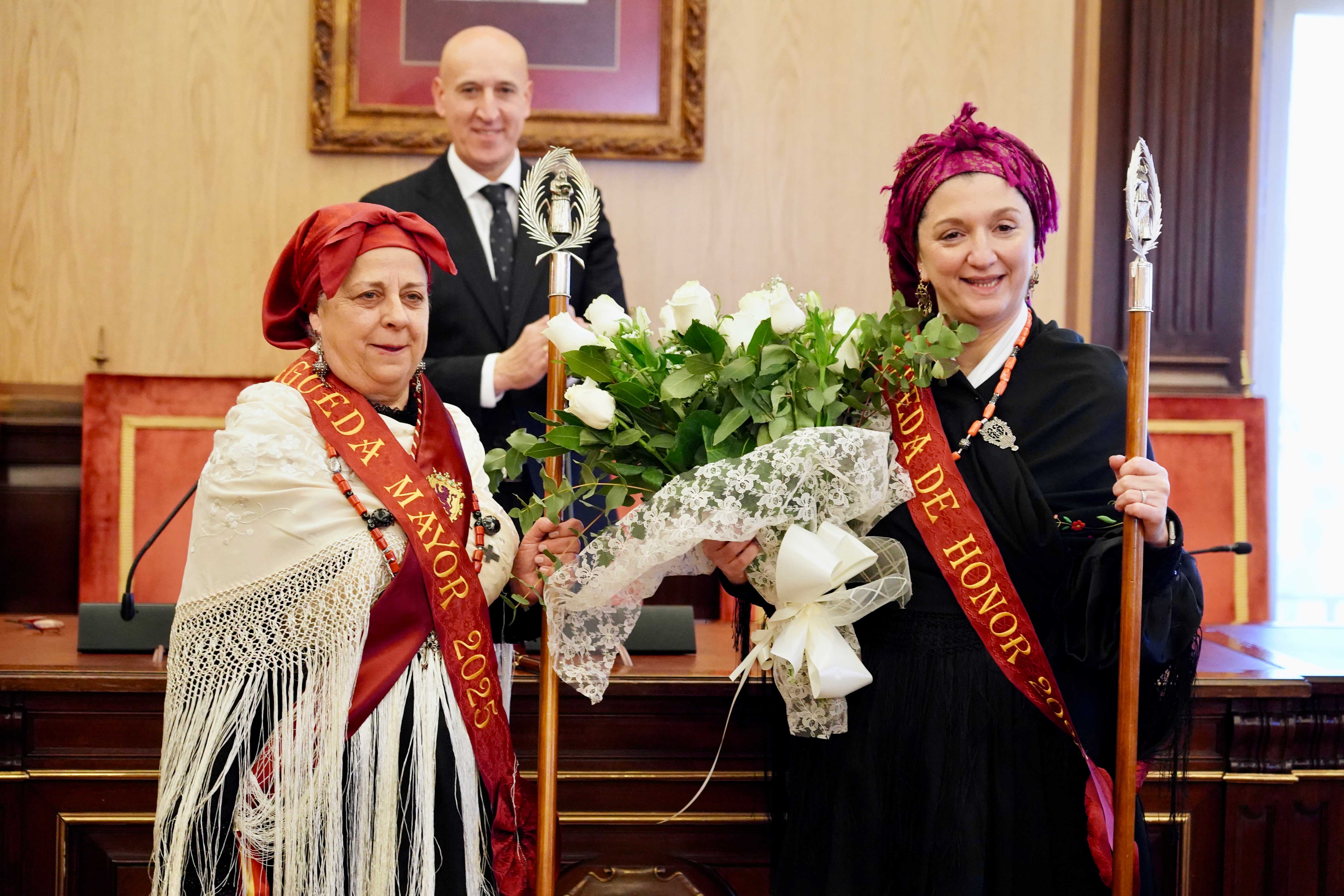 La Águeda Mayor’, María del Mar Ibáñez, junto a la de Honor, Nuria González, ante el alcalde de León. | CAMPILLO (ICAL)