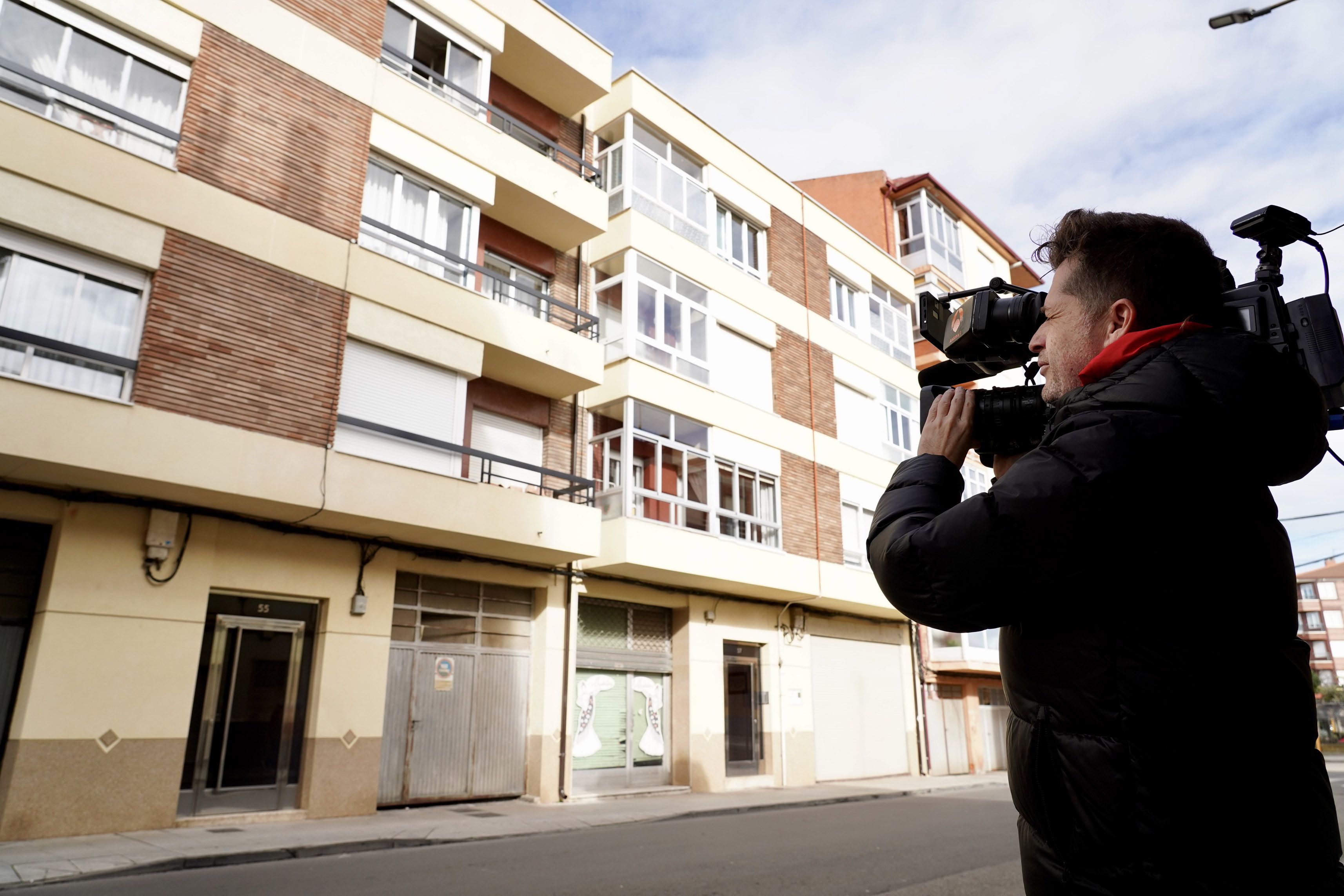 Un cámara de televisión graba imágenes del edificio donde se ha producido la tragedia. | CAMPILLO (ICAL)