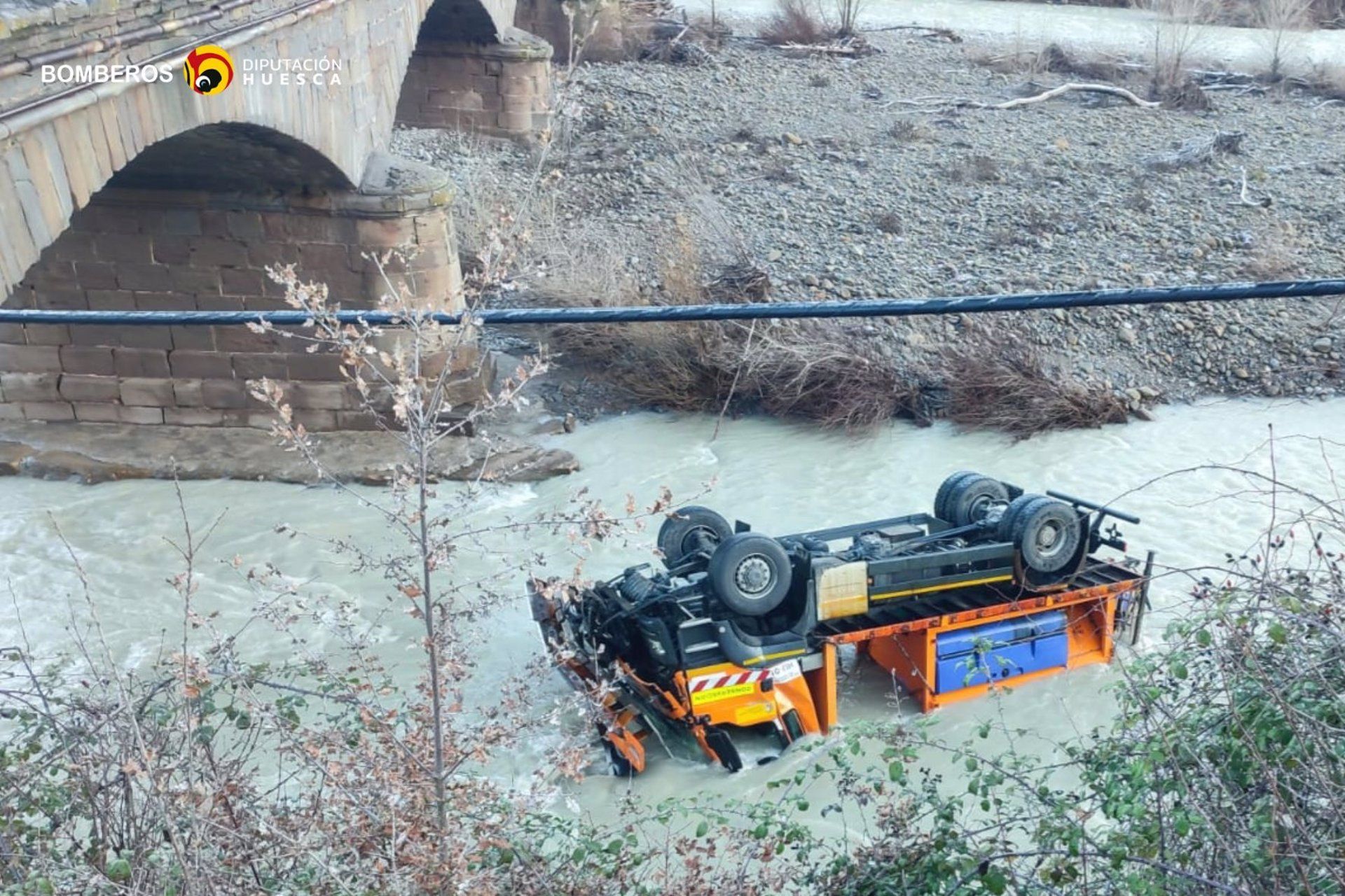 La quitanieves acabó en el río. | BOMBEROS DIPUTACIÓN DE HUESCA