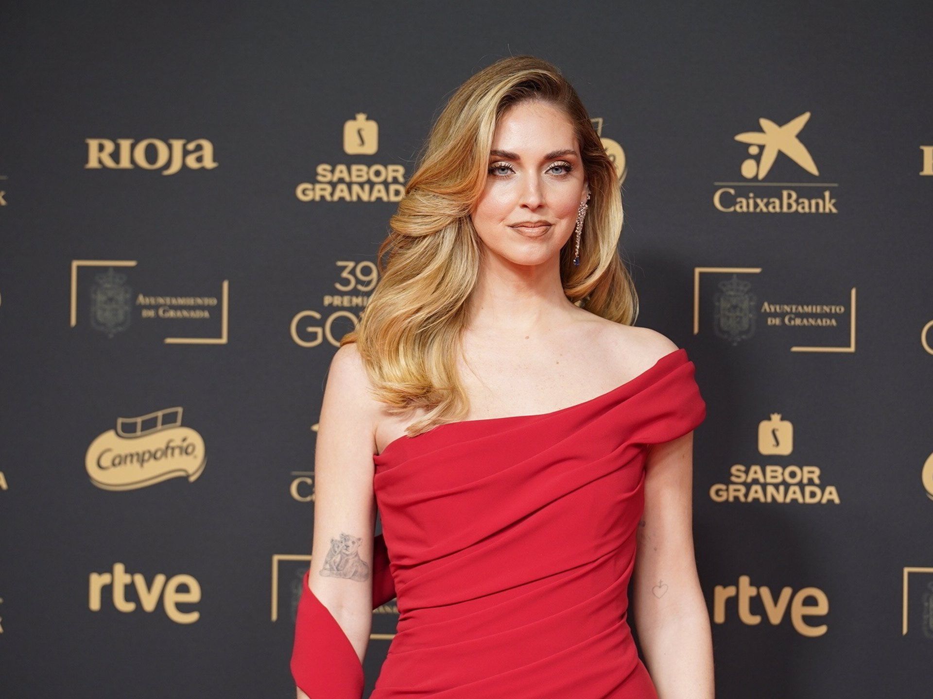 La influencer Chiara Ferragni posa en la alfombra roja de la 39º edición de los Premios Goya. | EUROPA PRESS